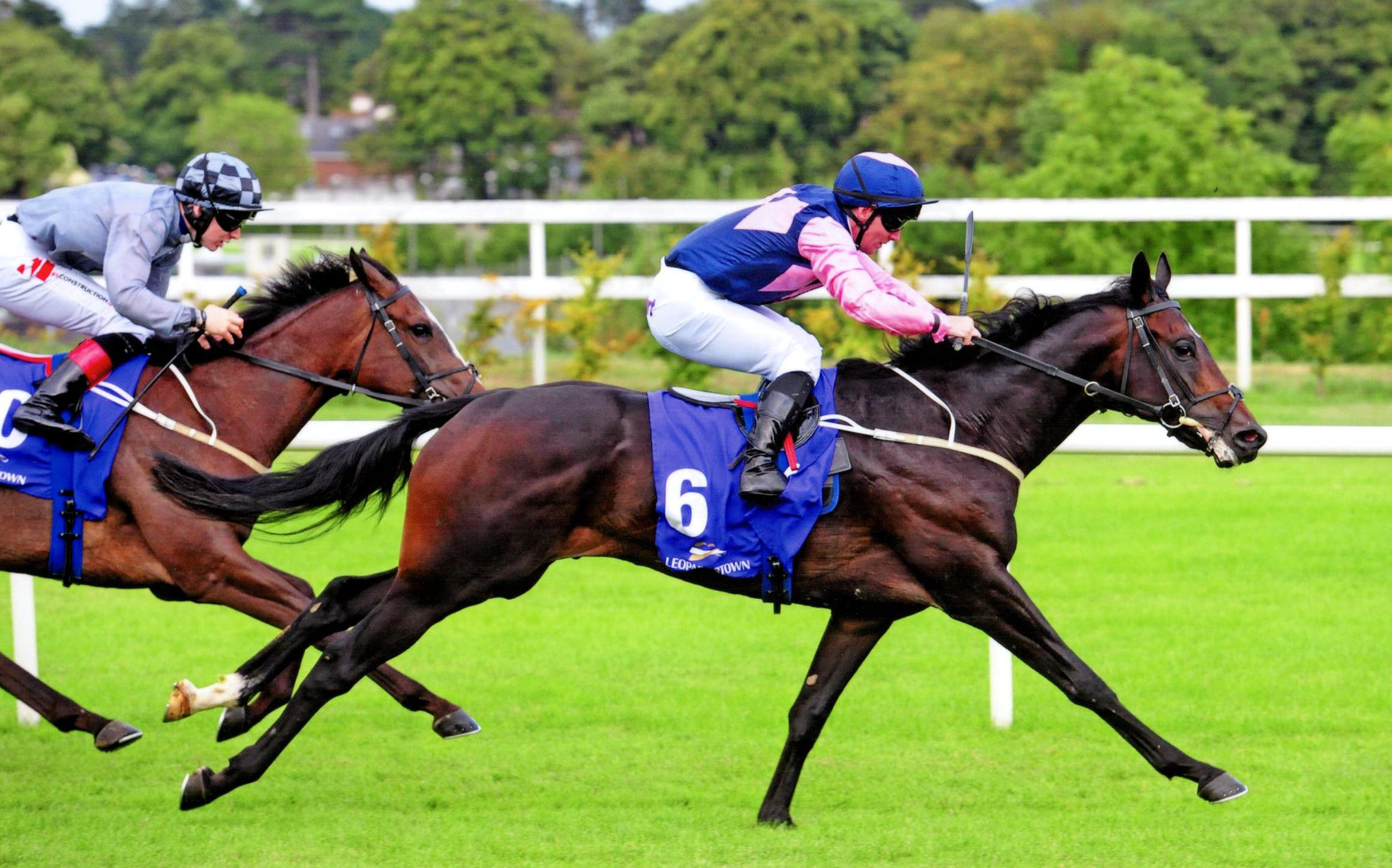 INVERLEIGH ridden by Gary Carroll strikes first time out over 6f at Leopardstown, 9th August 2018